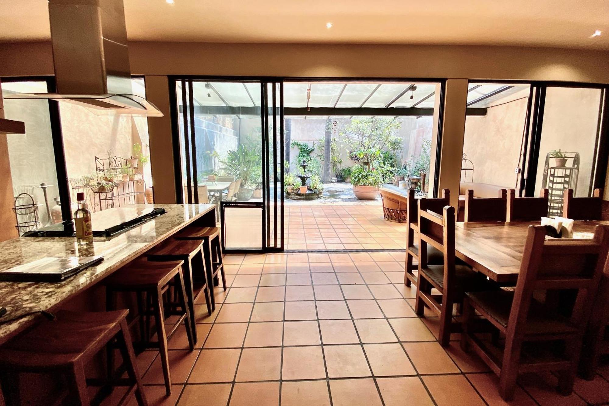 Urban Hacienda Downtown, Tranquil, Spacious, Jacuzzi *