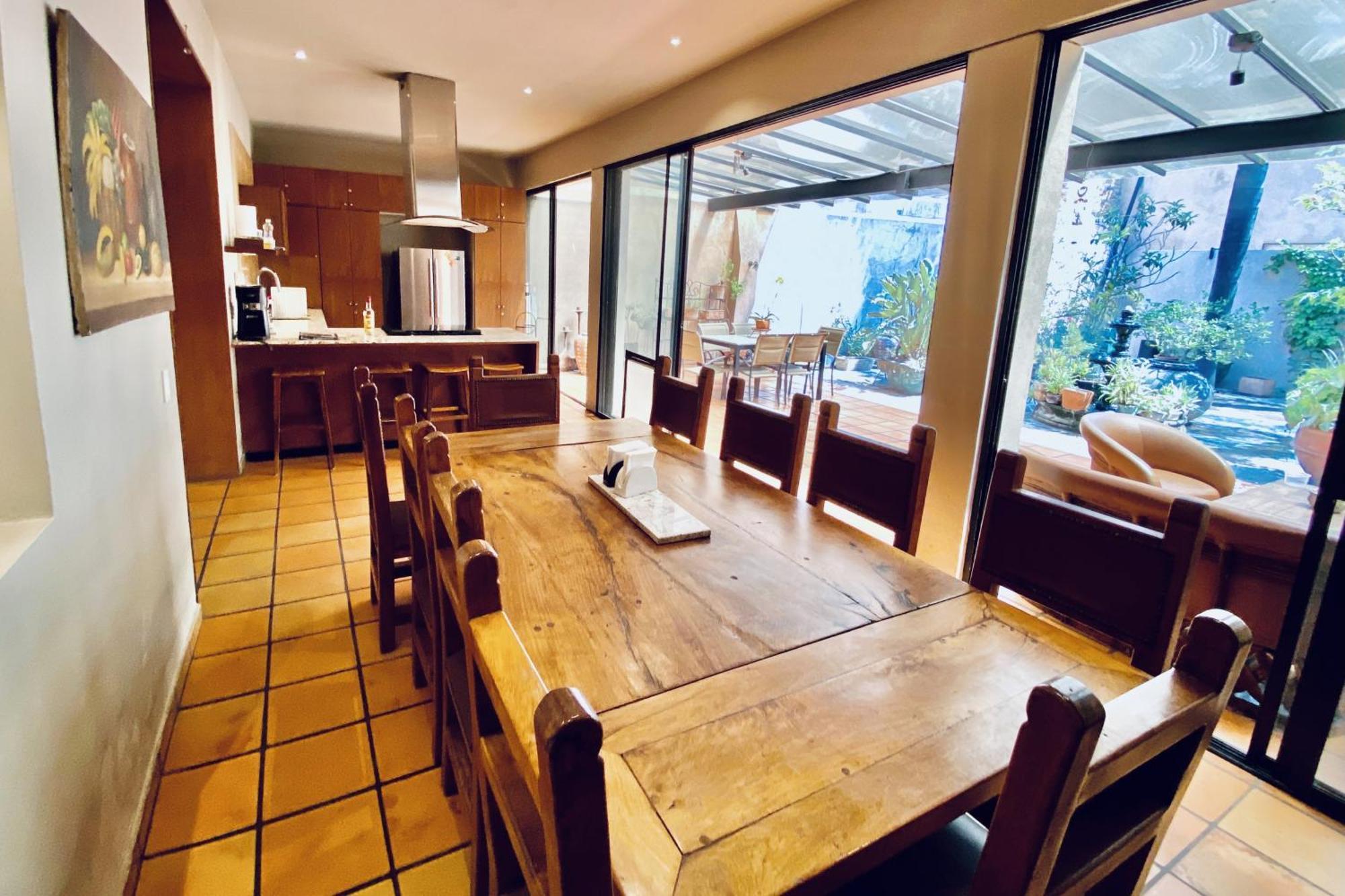 Urban Hacienda Downtown, Tranquil, Spacious, Jacuzzi *